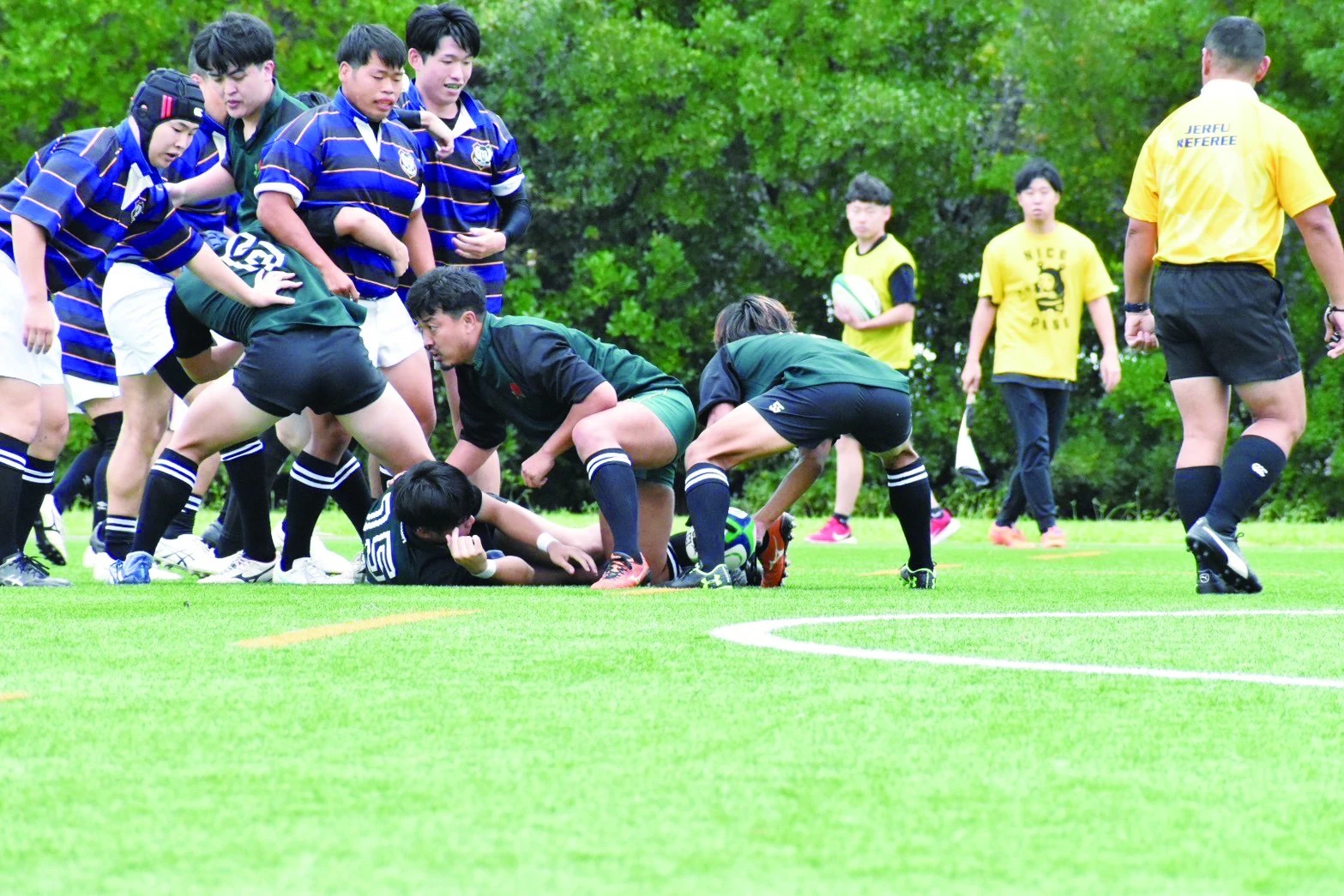 グラウンドでラグビーに取り組む選手たち