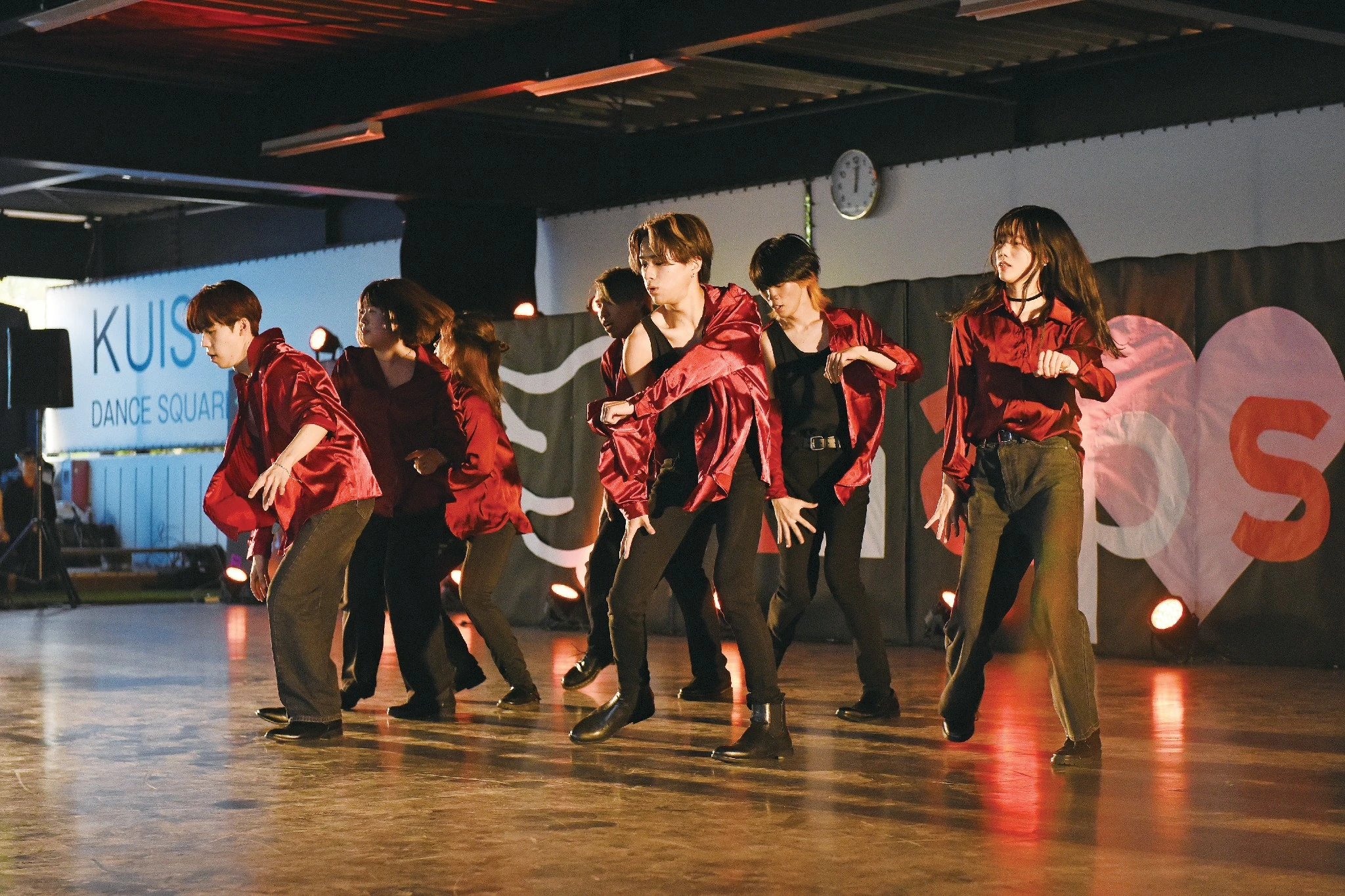 ステージでダンスを披露する学生たち