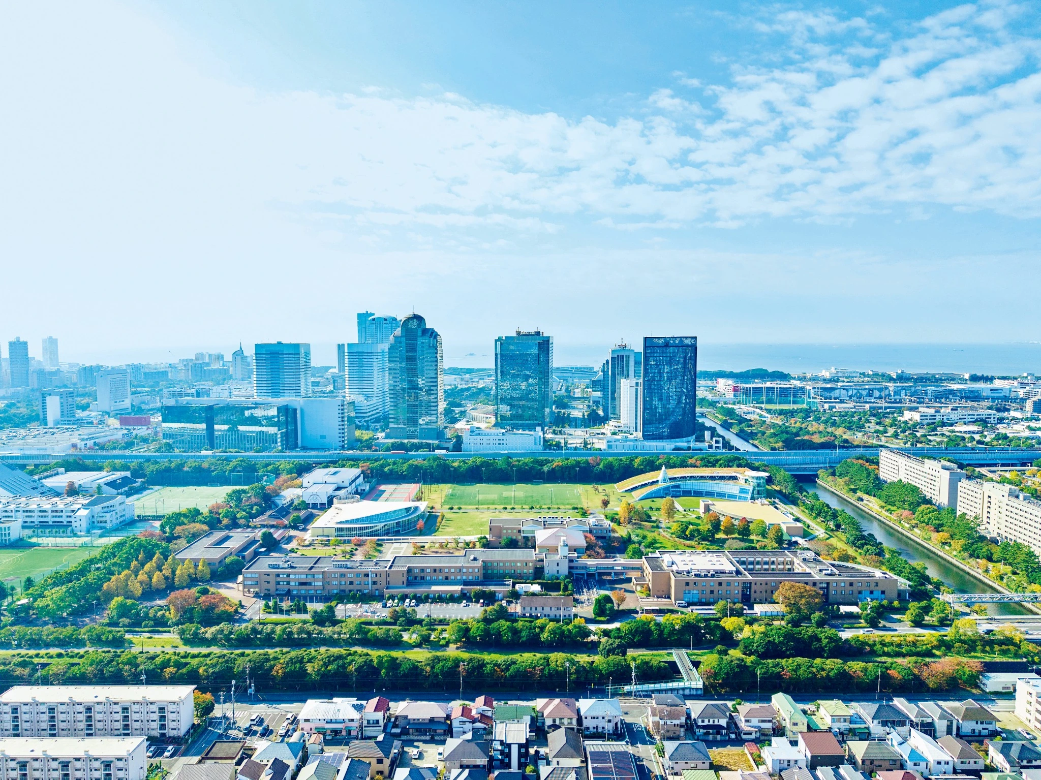 幕張の街並みと神田外語大学のキャンパス全景