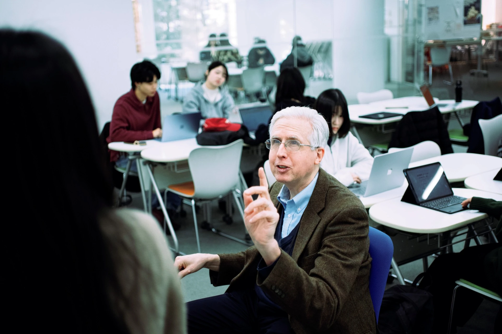 教室で学生に語りかけるDr. Kevin Knight