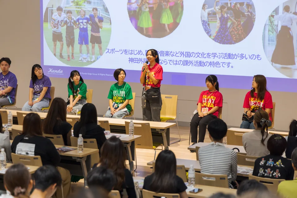 オープンキャンパスで学生の話を聞く参加者